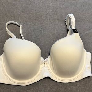 NWT - Victoria’s Secret Wired Bra with beautiful jewelry charm detail.